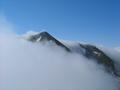 Blick vom Schnfeldspitz zurck zum Eiskarspitz, der kurz wieder aus dem Nebel auftaucht.