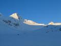 Nachdem sich die Sonne vollends über den Horizont erhoben hat, läßt sie die Gipfel in strahlendem Weiß erleuchten. Aufstieg in das Gletschergebiet um das Goldbergkees.