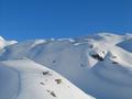 Aufstieg in sanfter Hgellandschaft Richtung Ombrometer (links hinten) - einer Regenmessstation ...