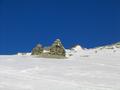 Die Steinmandln sind erreicht. Wir steigen nicht zur Rojacherhtte im Hintergrund auf, da wir den leichteren Weg ber den Gletscher nehmen wollen (sind spter aber der falschen Spur gefolgt und erst wieder bei der Htte gelandet) ...