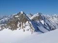 Gipfel im Sdwesten um die Goldbergspitze. Die Gipfel, die beim Aufstieg so mchtig aussehen, werden nach Vernderung des eigenen Standorts durch eine neue Perspektive allmhlich beinahe unscheinbar. Ein Grundsatz, der auch fr etliche Probleme des Alltagslebens gilt.