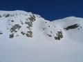 Die Abfahrt whlten wir ber den Gletscher - Blick hinauf zu jener Rinne, die man im oberen Drittel quert und in derem Bereich die SCHWARZE Schlsselstelle leigt