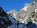 ... an einer groen Hhle vorbei (rechts der Bildmitte) bis man ber das deutlich erkennbare Schneefeld (unterhalb der Landfriedstein-Spitze - siehe hierzu auch 2 Bilder weiter) und die folgende Scharte den Wanderweg vom Guttenberghaus zur Gjaidalm erreicht.