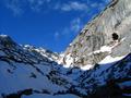 Das Seetal ist heute bei Schnee fast besser zu begehen als im Sommer. Beliebig kann man sich sein Weglein zwischen den Felsblcken bahnen - rechts die groe Hhle.
