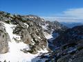 Ein Blick aus der Scharte zurck - das Seetal hinunter - bis zum vereisten Hlltalsee. Links im Hintergrund mein Nachmittagsziel - der Lackner Miesberg.