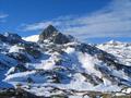 Nach Westen gibt es herrliche Ausblicke zum aus dieser Perspektive sehr spitz wirkenden Landfriedstein mit dem links vorgelagerten Schneefeld. Rechts im Hintergrund die Gjaidsteine ...