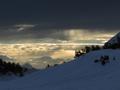 ber den Tauern wird es mitunter ziemlich finster. Stellenweise dringen aber mystisch wirkende Sonnenstrahlen durch die Wolkendecke.
