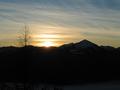 Die Sonne wird sich bald stlich (links) des Gumpenecks ber die Wlzer Tauern erheben ...