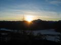 ... und blinzelt schlielich - anfangs noch zaghaft - aber bald mit voller Strke ber die Berge ...