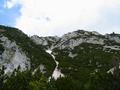 Bei einer Hhe von knapp 1.500 Metern kommt man aus dem steilen Wald heraus, und der Blick ffnet sich auf die sdliche Felslandschaft der Kammspitze. Die Sandrinne in Bildmitte wird im Schneefeld im oberen Bereich beim Aufstieg von rechts nach links gequert.
