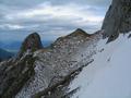 Auf der Nordseite liegen noch einige Altschneefelder und ein bi�chen Neuschnee - Vorsicht: Die steilen Wiesen (in Bildmitte ist der Weg erkennbar, der sich von rechts nach links unterhalb des Felsk�pfels zieht) sind sehr rutschig (hier spricht die eigene Erfahrung ;-(