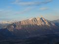 Der Grimming, noch sonnenbeschienen. Links im Hintergrund das Tote Gebirge.