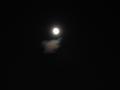 Der Mond erleuchtet eine Wolke. 2 Tage fehlen noch auf Vollmond.