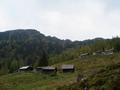 Und noch einmal die kleinen Htten der Schladminger Alm - mit Blick hinauf zum krzlich berschrittenen Grat.