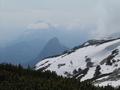 ... und nach Westen Richtung Grimming (im Hintergrund). Vorne der Hochtausing, den man mit Hilfe eines zwar ausgesetzten, aber nicht allzu schwierigen Klettersteiges berschreiten kann.