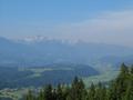 Der unverfehlbare Weg bis zum Jagdhaus gibt schne Ausblicke ber das Grbminger Land (rechts auf halber Bildhhe) und die Schladminger Tauern mit den beiden markanten Gipfeln Hochwildstelle (links) und Hchstein (rechts) frei.