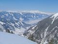 Im Norden liegt der eis- und schneebedeckte Zeller See
