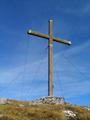 Und schlielich erreichen wir das einsame Gipfelkreuz (1 Wanderer ist uns kurz vorher beim Abstieg begegnet).