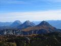 Blick vom Gipfelkreuz zu den 3 Hausbergen: Grimming, Kammspitze und Stoderzinken (v.l.n.r.). Vor dem Stoderzinken der markante Taleinschnitt, den wir heute am Nachmittag von links nach rechts an Grafenberg- und Ahornsee vorbei durchschreiten wollen.