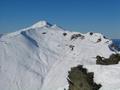 Das im Ennstal von weitem sichtbare Gumpeneck. Knapp rechts davor der Khofenspitz. Links vor ihm (in dieser Perspektive vor dem Gumpeneck kaum ausnehmbar) liegt der Plschmitzzinken. Und am rechten Bildrand (mit einigen Lawinenabgngen) der Hangofen.