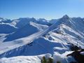 Blick vom Gipfel zu unserem Schidepot (oberhalb der Spur im Schatten). Sdlich - auf der rechten Bildseite - liegt der etwas hhere Plenitzenkopf, von dem sich der Grat weiter bis zum Gaeneck zieht.