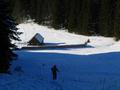 Den Abstieg zur Fuchsalm krzen wir ber die Wiesenhnge ab. Der Schnee verdeckt die Hgel und Mulden nur mangelhaft.