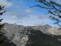 Abermals ist ein kurzes Waldstck zu durchschreiten, an einigen Stellen hat man gute Ausblicke zur Hochtorgruppe mit dem Hochtor (hinten links) und der Planspitze (rechts).