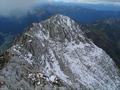 Nordseitig liegt bereits einiges an Schnee in den Felsen, der vor allem den bergang zum Nordostgipfel noch 
