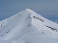 In der Akarscharte: Blick nach Norden zum Sdgrat auf die Steirische Kalkspitze. Links der Schneide kann man einen Schitourengeher beim Aufstieg erkennen.