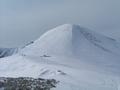 Blick von der Akarscharte nach Sden zum kurzen, mig steilen Aufschwung auf die Lungauer Kalkspitze. 2 Tourengeher sind gerade beim Aufstieg.