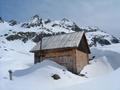 Die zugehrige Htte zum glnzenden Dach - im Hintergrund die Murspitzen, Giglachalmspitze und Grobfeldspitze.