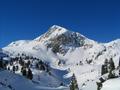 Das imposante Pyramiden-Panorama des Kleinen Miesberg. Links davon (schneedeckt) der um 27 Meter hhere (!) Groe Miesberg (aus dieser Perspektive kaum glaubhaft). Dieses Hochtal durchwandert man auf der linken Bildseite (im Baumbereich).