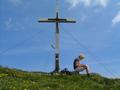 Alleine beim Gipfelkreuz - Ingrid die Eintragungen im Gipfelbuch studierend. Die Fernsicht in die umliegenden Gipfel sowie zur Burg Gallenstein war nur durch etwas Dunst beeintrchtigt