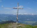 ... zum aussichtsreichen Gipfelkreuz mit Tiefblick ber das Ennstal um Stainach sowie die dahinterliegenden Gipfel des Toten Gebirges