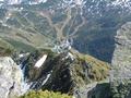 ... und in die entgegengesetzte Himmelsrichtung hinunter zur Planneralm. Das Franzosenkreuz steht unten auf dem Grashgel ...