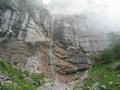 Der Weg fhrt unter einem Wasserfall vorbei - zum Grenvergleich: Im Bild befinden sich gerade 2 Wanderer rechts des Wasserfalles.