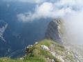 Die Wolkenfetzen ziehen ber den Grat. Tief links unten die Gesuse-Bundesstrae neben der Enns.