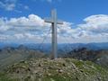 Vom Trgersee geht es in etwas monotoner Landschaftsszenerie noch stundenlang weiter bis zum Gipfelkreuz am Kreuzeck ...