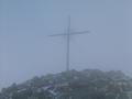 Das Gipfelkreuz ist erreicht - Blick zum selbigen nach oben ...