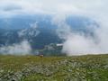 Blick hinab zum Prebersee. Die Khe tun sich selbst hier auf einer Hhe von ber 2.400 Metern noch an den Grsern gtlich ...