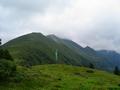 Blick vom Sattelkogel zurck zur Abstiegsroute ber den wolkenverhangenen Preber sowie links davon das Bockleiteneck - ebenfalls ein selbstndiger Gipfel.