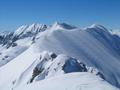 Am Pyhrner Kampl. Blick nach Sdwesten ber den Grat vom Schrocken (ganz rechts) bis zum Hochmlbing (hinten links), den ich bei einer traumhaften Herbstwanderung am 25.10.2004 berschritten habe.