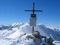 Das kleine Gipfelkreuz am Pyhrner Kampl. Links im Hintergrund die Schladminger Tauern - rechts hinten das Dachsteingebirge (mein morgiges Tourenziel)