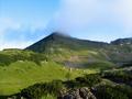 Zurck aber zu meiner nheren Umgebung - im saftig grnen Grase wandere ich nur unweit der Bruningalm mit dem darber aufragenden Bruningzinken vorbei ...