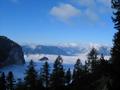 Der Himmel klart jetzt rasch auf und gibt traumhafte Impressionen frei - ganz links erkennt man die senkrecht abfallende Trisselwand rechts davor unter der Nebeldecke liegt der Altausseer See - und rechts im Hintergrund erkennt man - gute Augen vorausgesetzt - den Dachsteingletscher ...