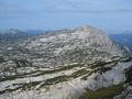 ... von wo man neben guten Ausblicken ber das sehr weitflchige Karstplateau des Toten Gebirges um Groen Woising (rechts) und Rinnerkogel (links - Tour am 13.08.2006)