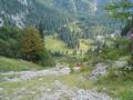Unterwegs am Steilhang zwischen Lahngangsee und Drauengatterl mit Tiefblick zur Vordernbachalm