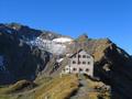 ... das fr sich alleine schon ein lohnendes Wanderziel darstellt. Im Bild ist auch der weitere Wegverlauf gut erkennbar, der immer am oder knapp unter dem Grat ber die Rifflhhe hinauf zum Neunerkogel verluft, und von dort ber die unscheinbare Herzog-Ernst-Spitze (links im Bild) bis zum nicht mehr sichtbaren Schareck zieht.