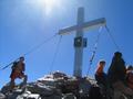 ... whrend sein Kumpan beim Gipfelkreuz der nahen Baumbachspitze auf ihn wartete - natrlich in vllig adquater Gletscher-Adjustierung.