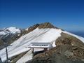 Die Baumbachspitze ist ein in 5 Minuten erreichbarer 3000er - und zwar von der nahen Bergstation der Mlltaler-Gletscher-Bahnen aus. Darber das Schareck. Und dazwischen der eisige Gletscher, den der Turnschuhakrobat unfreiwillig hinuntergerutscht ist.